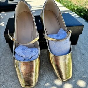 Banana Republic Gold Shoes size 7 1/2
